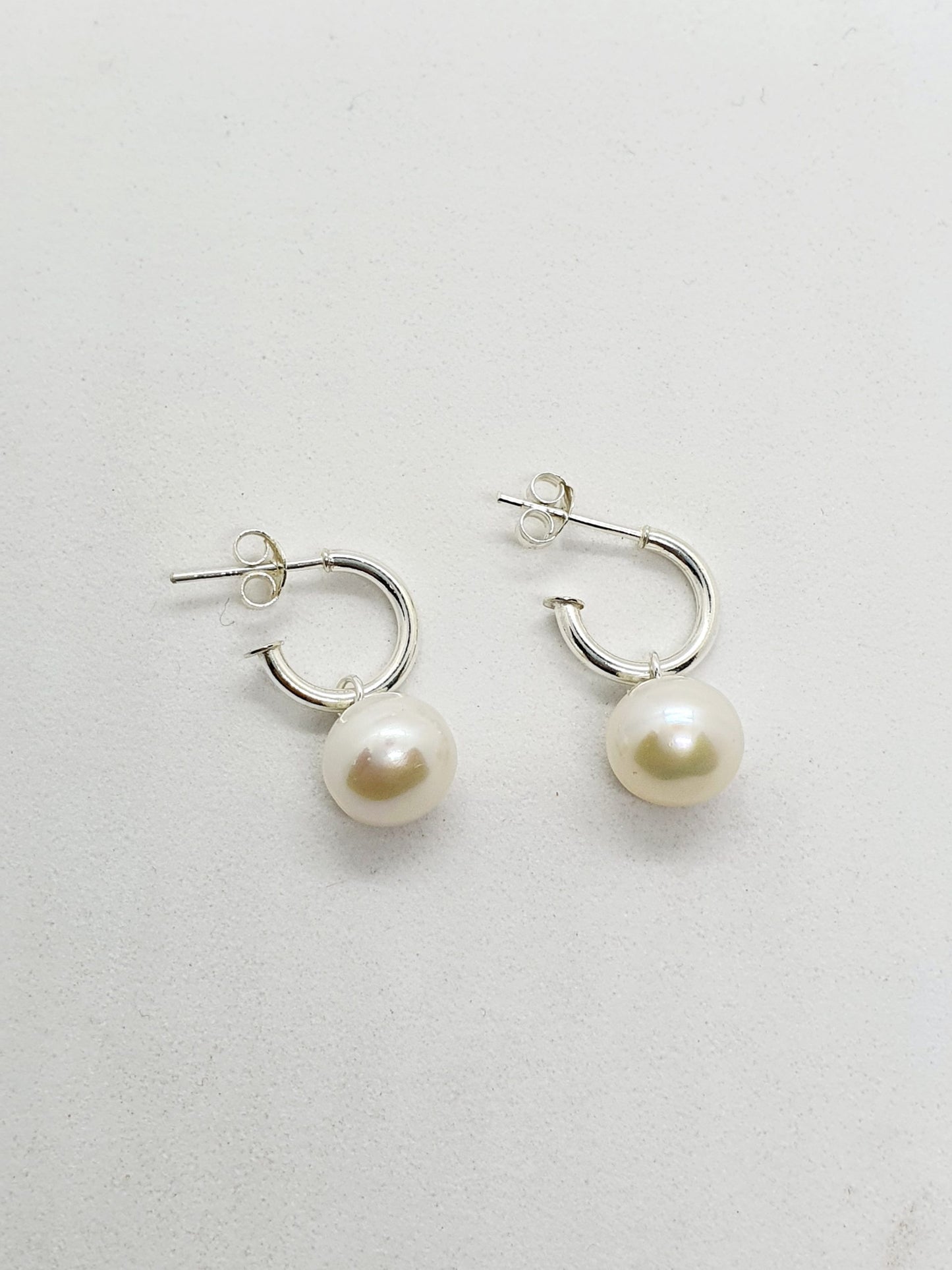 Small Pretty Woman with pearl image 0