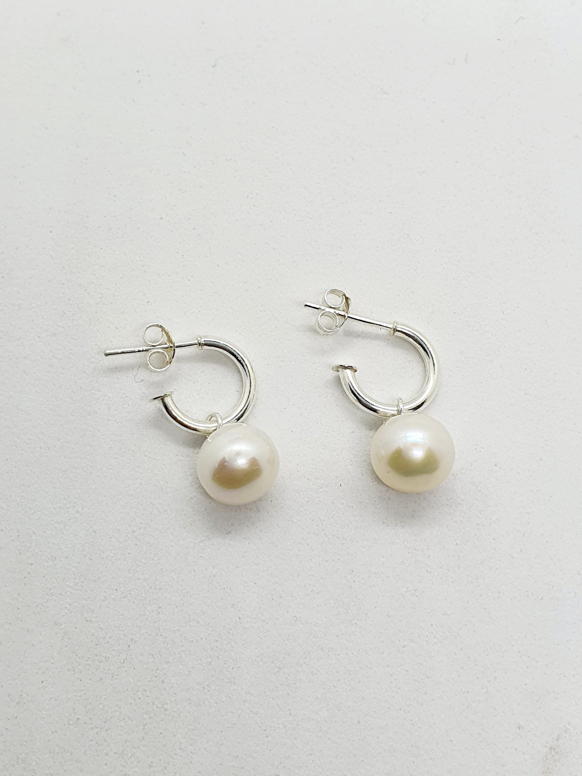 Small Pretty Woman with pearl image 0