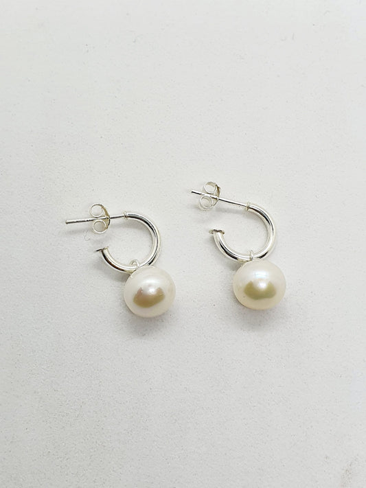 Small Pretty Woman with pearl image 0
