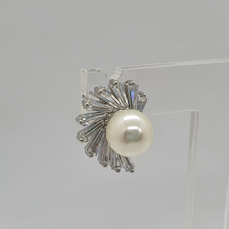 Pearl stud surrounded by baguettes image 0