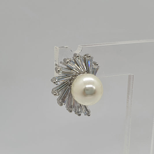 Pearl stud surrounded by baguettes image 0