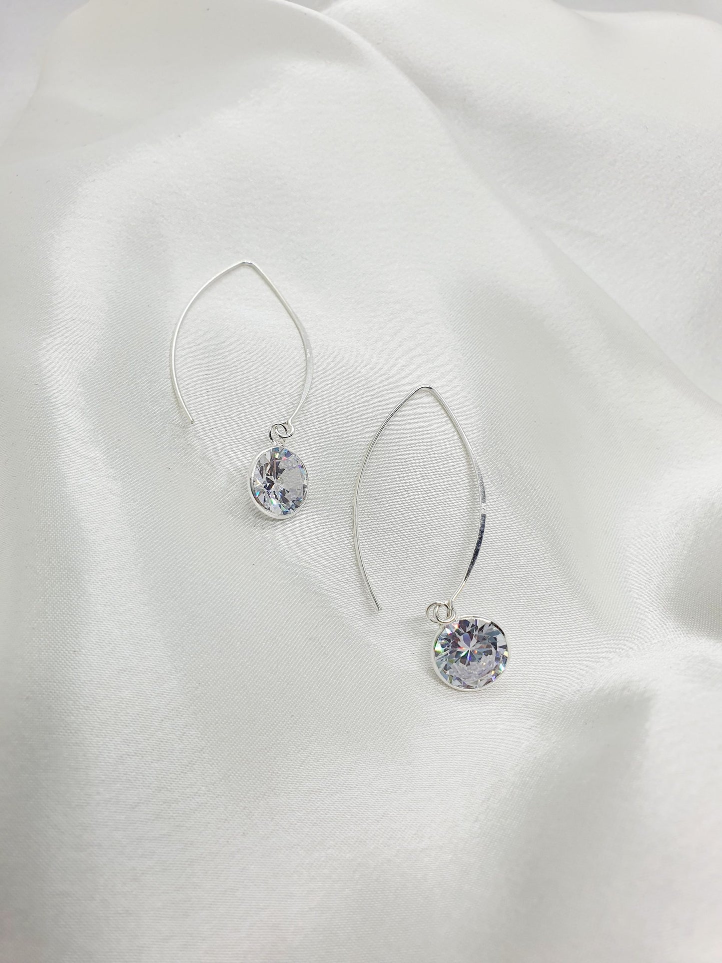 V-Shaped hook with tube set Cubic zirconia image 0