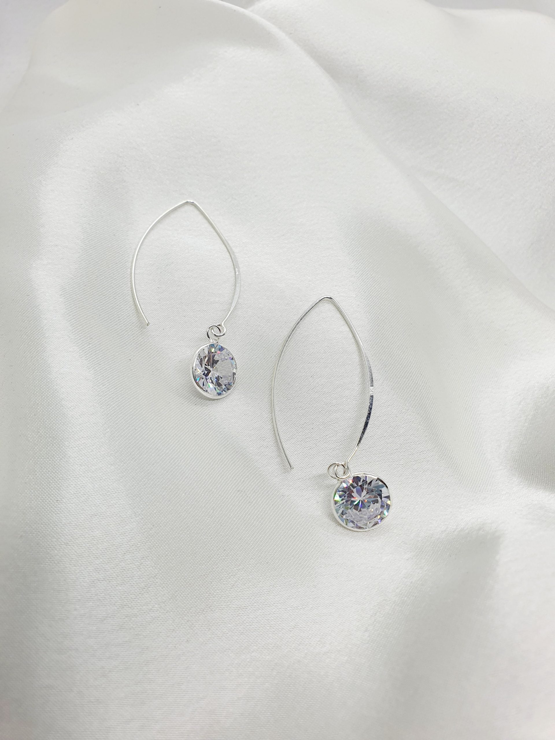 V-Shaped hook with tube set Cubic zirconia image 0
