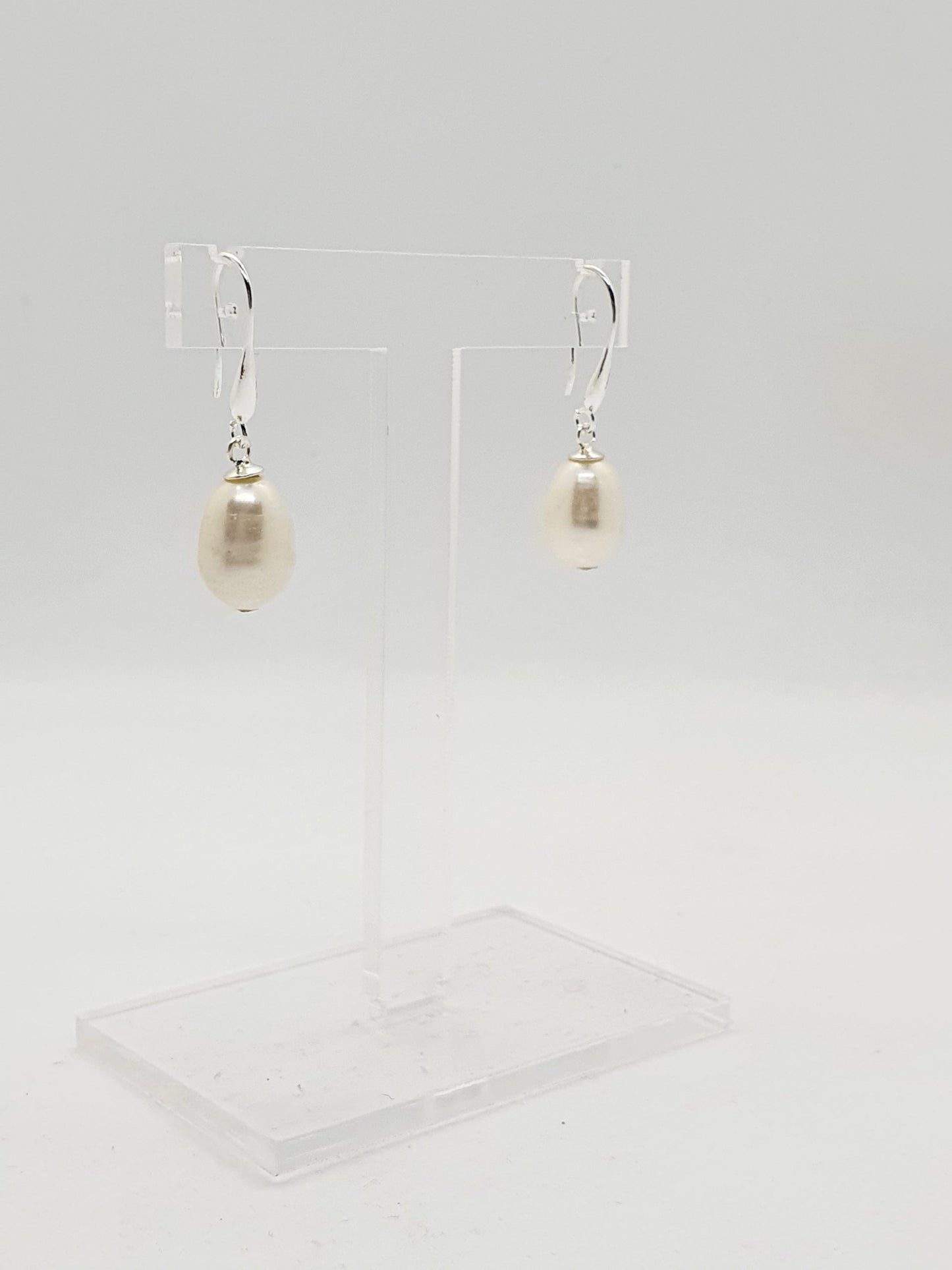 Hanging oval pearl earring image 0