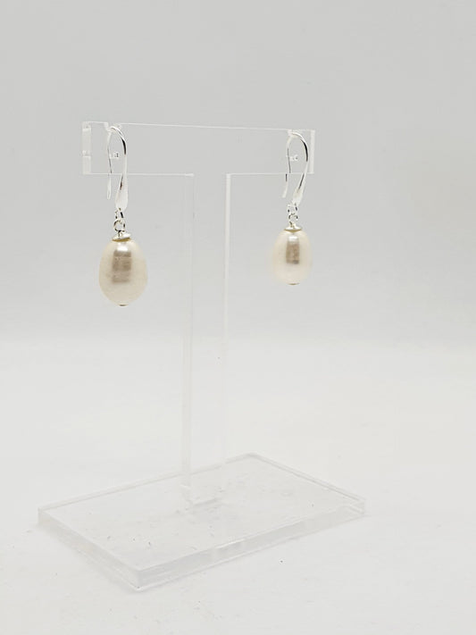 Hanging oval pearl earring image 0