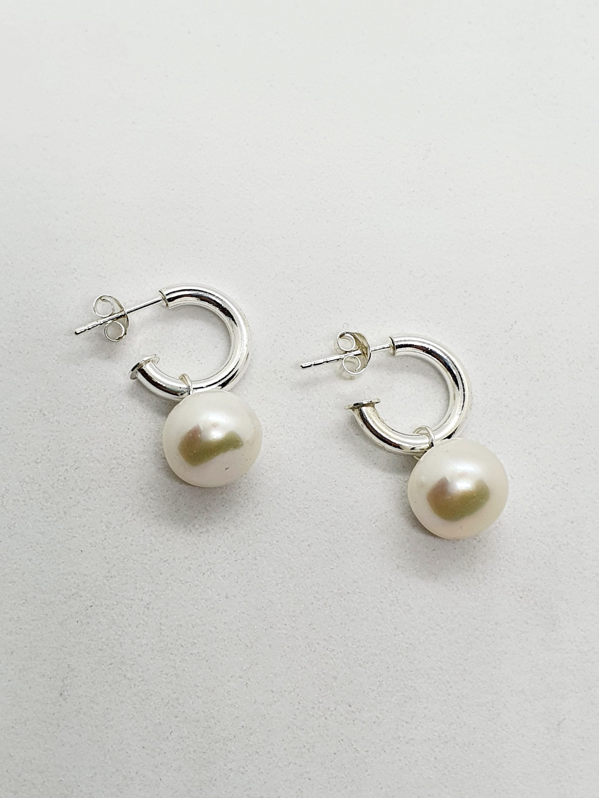 Large Pretty Woman with pearl image 0