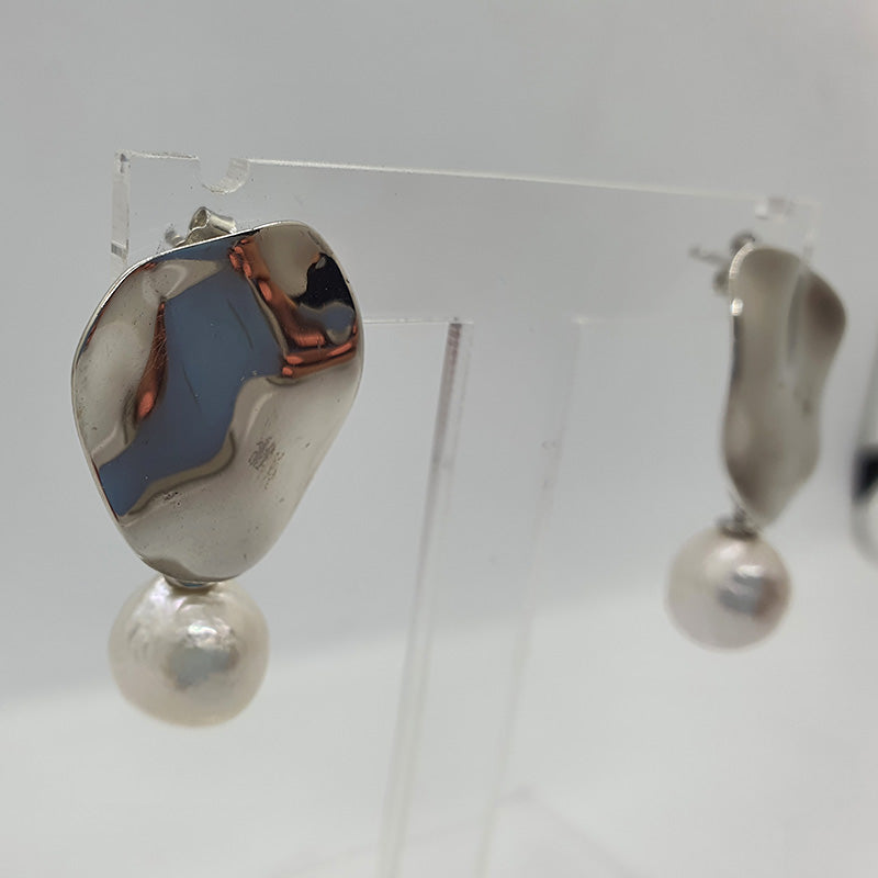 Baroque pearl hanging from plate image 0