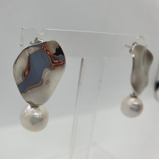 Baroque pearl hanging from plate image 0