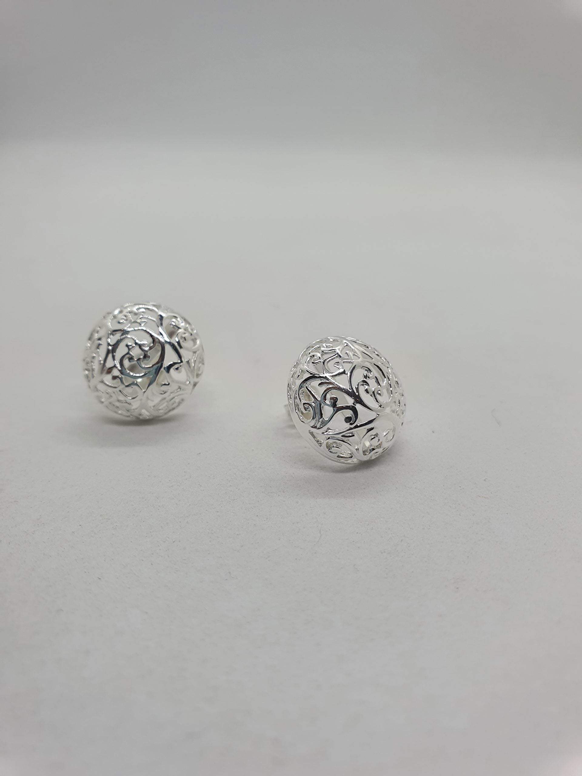 Fillagree domes stud image 0