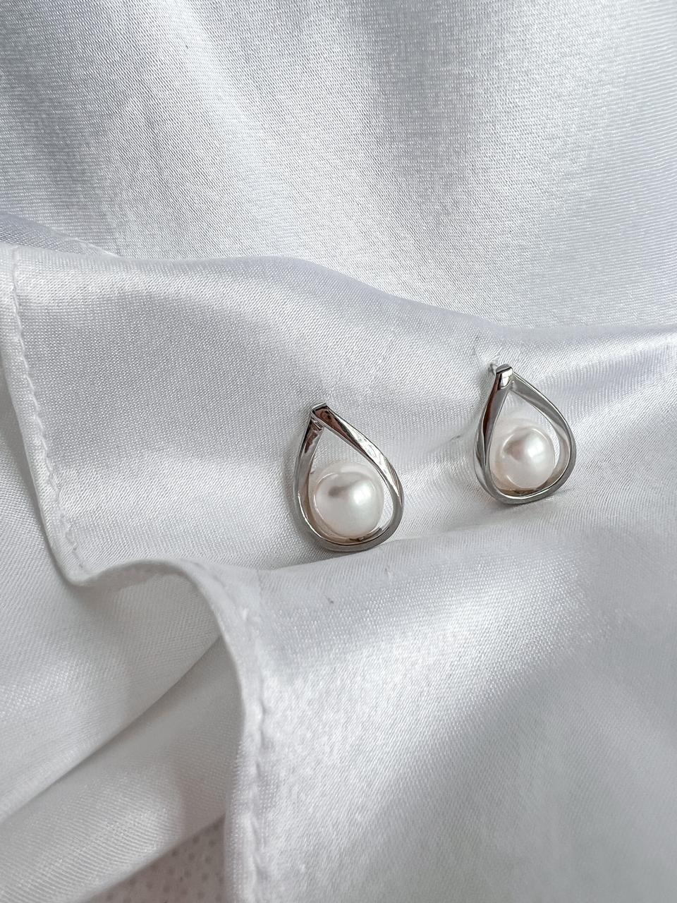 Teardrop pearl stud image 0