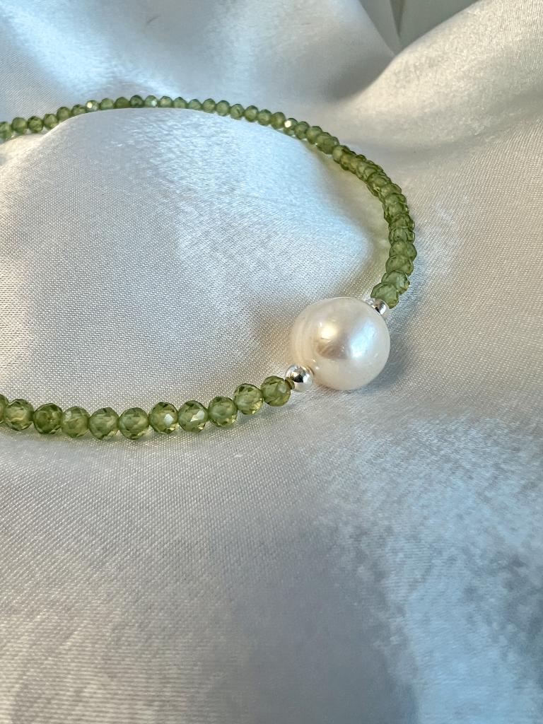 Semi precious pearl Necklace - Peridot image